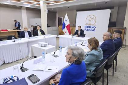 Magistrado presidente encargado de la CSJ recibe visita del superintendente de bancos de Panamá