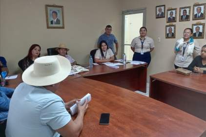 Jueza de Cumplimiento y Trabajadoras Sociales se reúnen con autoridades locales del distrito de Las Palmas