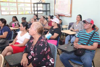 Padres de familia de la Escuela Los Limones reciben capacitación sobre el nuevo Código Procesal Civil