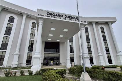 Mediante acuerdo de pena, jueza de garantías de Coclé condena a dos exfuncionarios por peculado