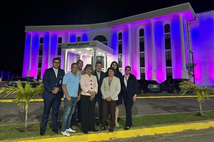 Con encendido de luces la Unidad Judicial de Penonomé se une a la campaña de la Cinta Rosada y Celeste