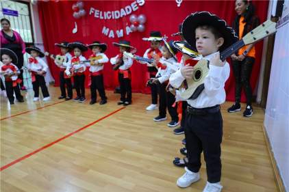 Niños del CECREDIN festejan juntos a sus madres
