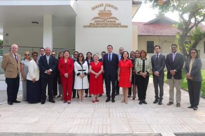 Emb. Británica en colaboración con la Escuela Judicial presentan avances de la modernización de esta casa de estudios