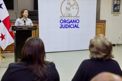 Servidora del OJ recibe reconocimiento por sus 34 años de servicio y profesionalismo dedicado a la Institución