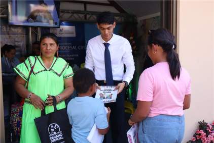 Juzgados de Niñez y Adolescencia instruyen a los visitantes al pabellón del OJ sobre las 100 Reglas de Brasilia