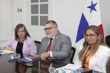 Magistrado de la CSJ, Carlos Villalobos, se reúne con personal de la Jurisdicción Civil que atiende en la Torre BAC