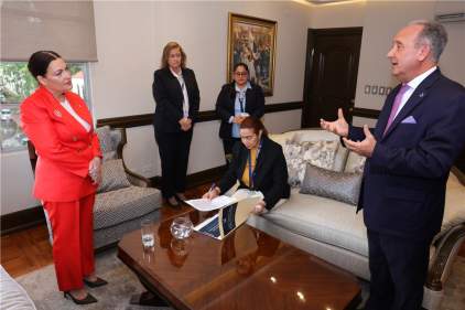 Funcionarios de Protocolo participan en sorteo de beca académica internacional
