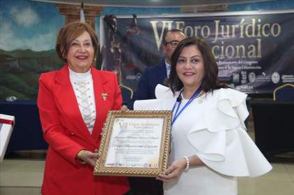 Magistrada García Angulo recibe reconocimiento “Gran Maestra del Derecho” durante el VI Foro Jurídico Nacional