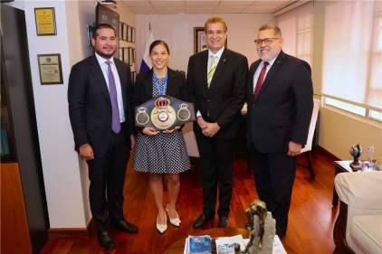 Magistrados de la CSJ reciben visita de cortesía de campeona mundial de boxeo