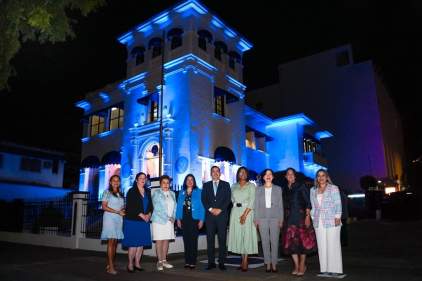 Magistradas de la Corte se unen a la iluminación azul en conmemoración del Mes de la Prevención de la Trata de Personas