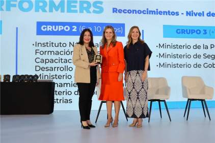 Magistrada presidenta de la Corte Suprema de Justicia recibe reconocimiento en el Foro Nacional para la Competitividad