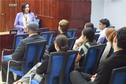 Estudiantes de Derecho del CRU de Los Santos visitan el Tribunal Superior del Cuarto Distrito Judicial