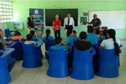 ESTUDIANTES DEL C.E.B.G. LLANO DE LA CRUZ, DISTRITO DE SANTIAGO RECIBEN CHARLA Y AGASAJO NAVIDEÑO