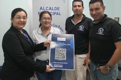Funcionarios del Juzgado Municipal de Los Pozos distribuyen afiches de promoción y divulgación del Código Procesal Civil