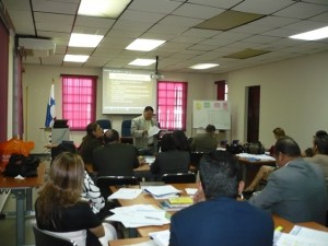 El expositor y los participantes durante los talleres realizados.
