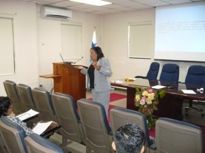 La Psicóloga Briseida de Rivas dirigiéndose al selecto público