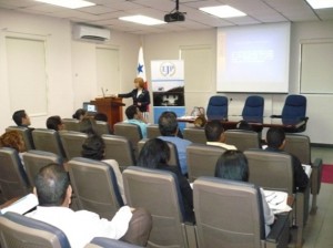 La Magister. Heredia Del Carmen Casís Vergara, dirigiéndose a los Servidores Judiciales.