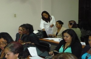 La Magister. Reyna Tovares Marmolejos, orientando a las Servidoras Judiciales presentes en el curso.