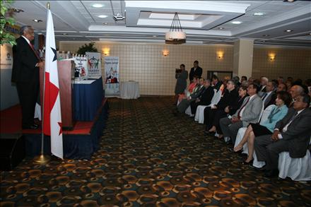 Magistrado Harley Mitchell en discurso cerca_3.jpg
